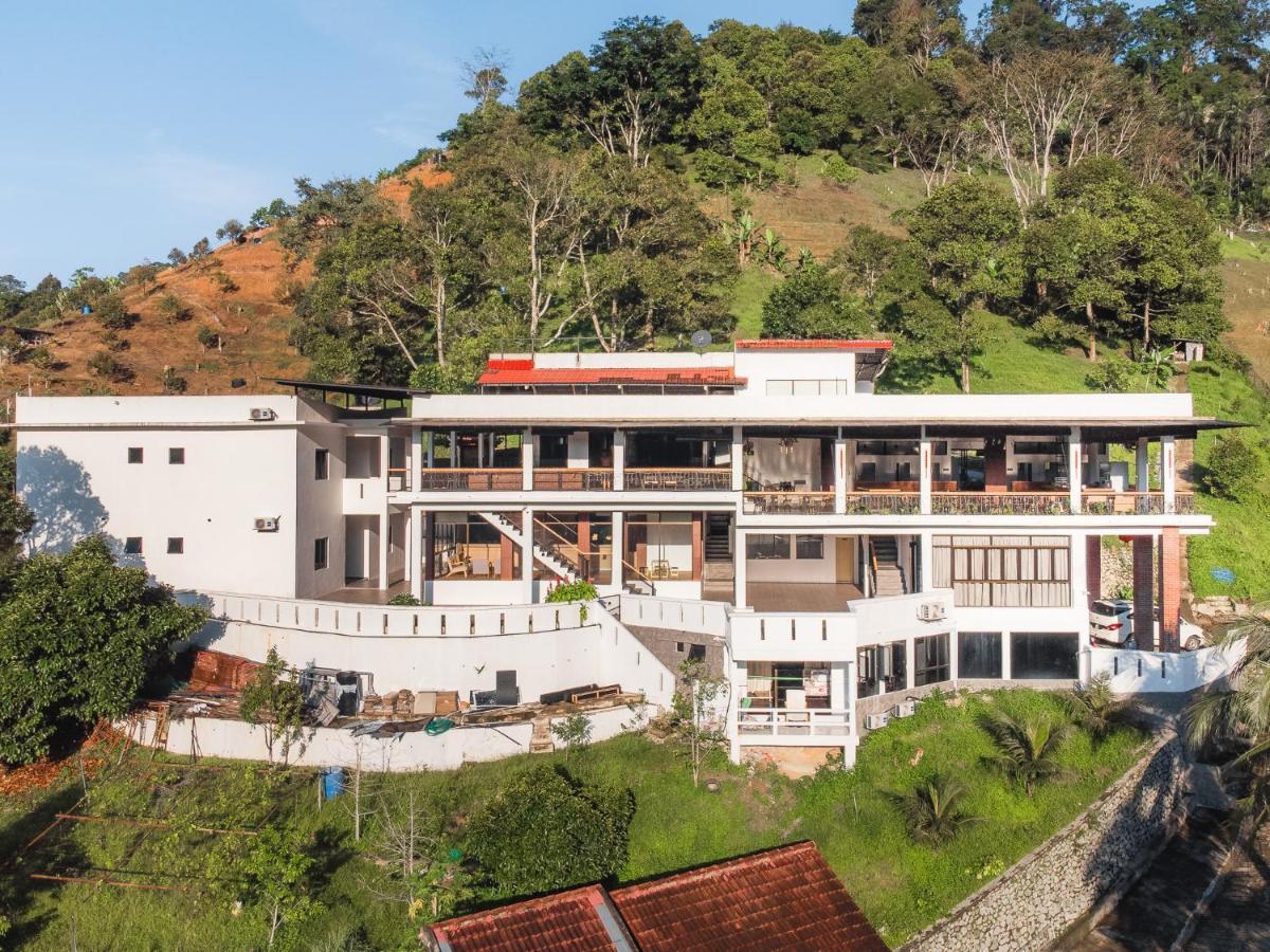 Ellin Forest Karaoke & Pool Resort Bukit Tinggi Bentong Zewnętrze zdjęcie
