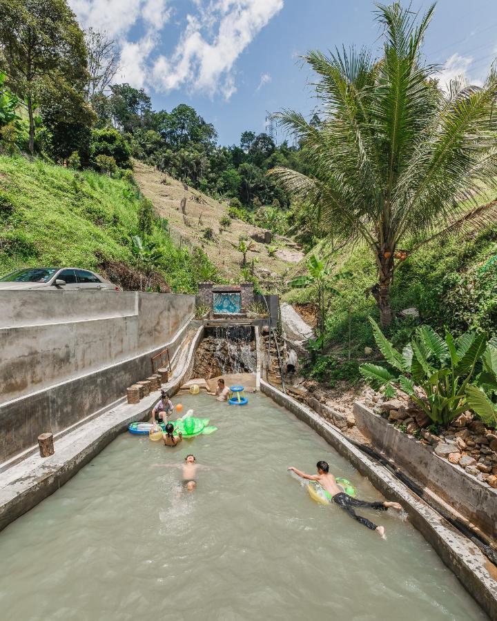Ellin Forest Karaoke & Pool Resort Bukit Tinggi Bentong Zewnętrze zdjęcie